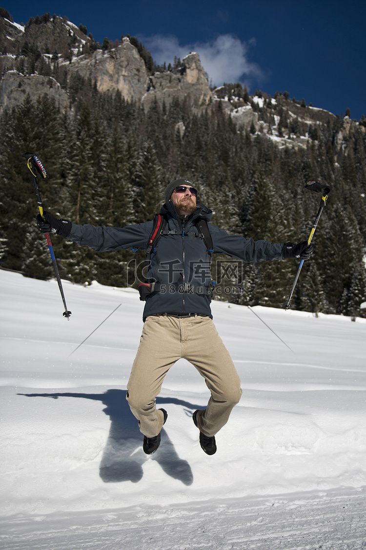 跳跃在多雪的足迹的远足者