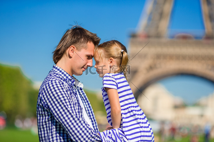 父亲和小女孩在巴黎背景埃菲尔铁