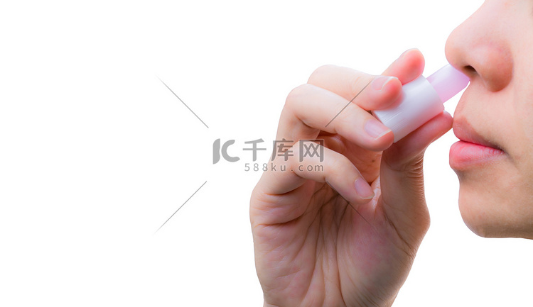 亚洲女性手持鼻腔吸入器，通过鼻