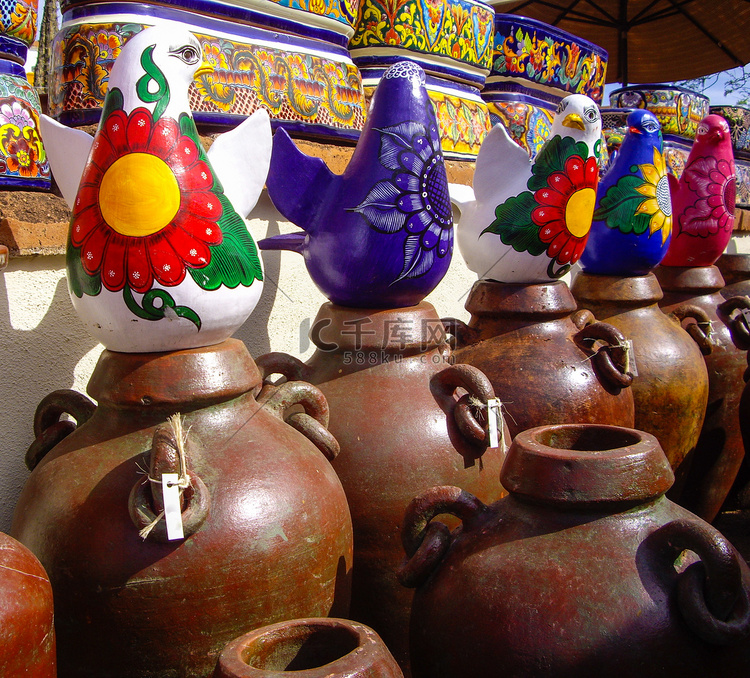 五颜六色的墨西哥陶器和鸟类