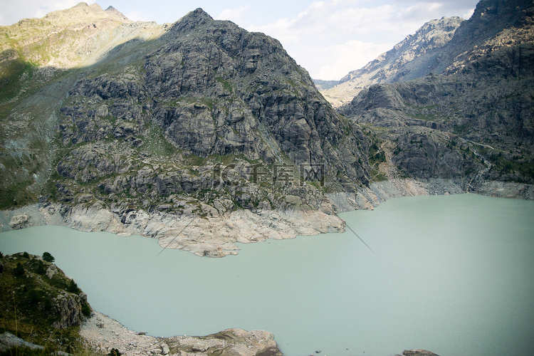 阿尔卑斯山浪漫的高山湖泊