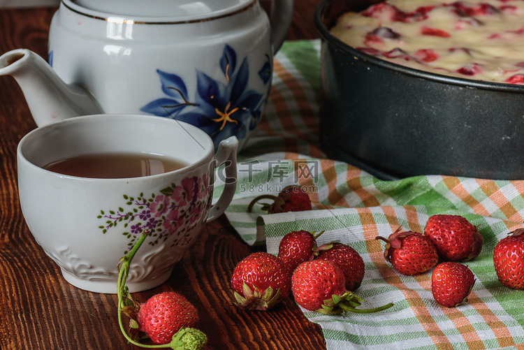 早餐用草莓饼、红茶和莓果
