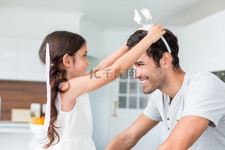 微笑的女儿给父亲戴蝴蝶头带