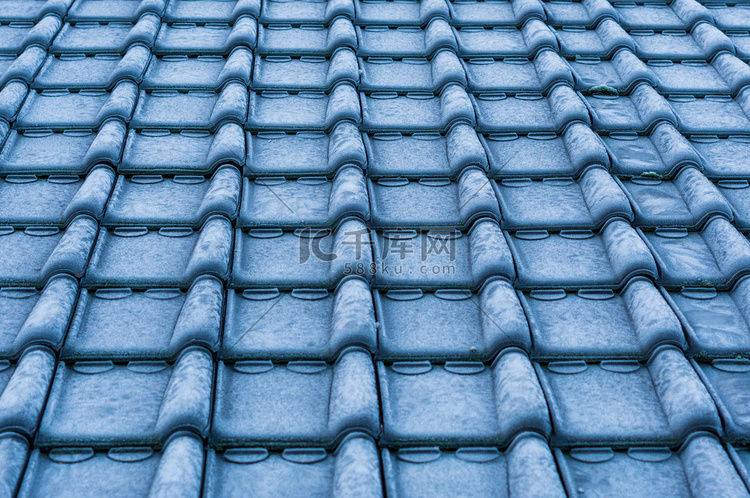雪晶覆盖的冰屋顶瓦片宏观特写，