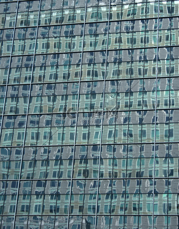 摩天大楼窗户的绿色反射