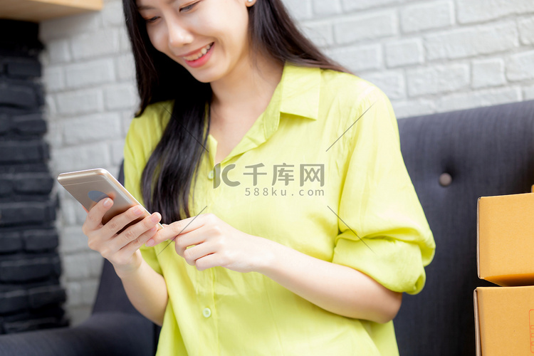 年轻的亚洲女性是企业家，在网上
