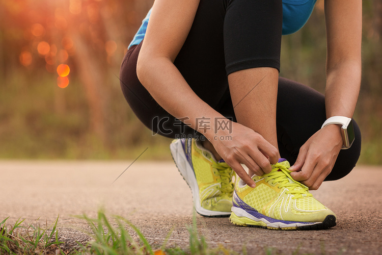 女人系运动鞋准备跑步
