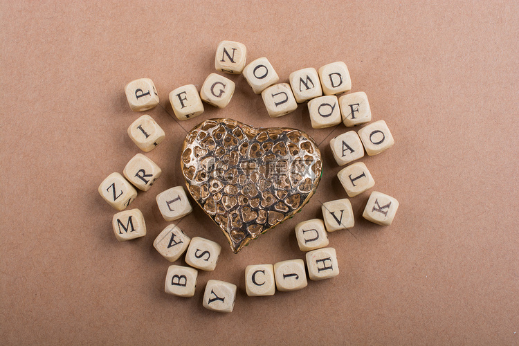 木头制成的爱情图标和字母立方体