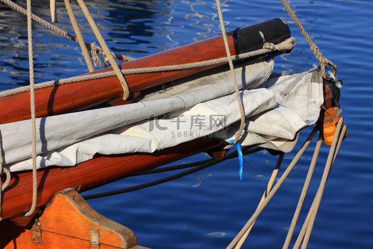 从木头中航行的一艘旧渔船的细节
