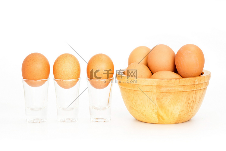 鸡蛋，鸡蛋在白色背景下分离