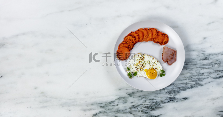 新鲜早餐，包括健康红薯、鸡蛋和