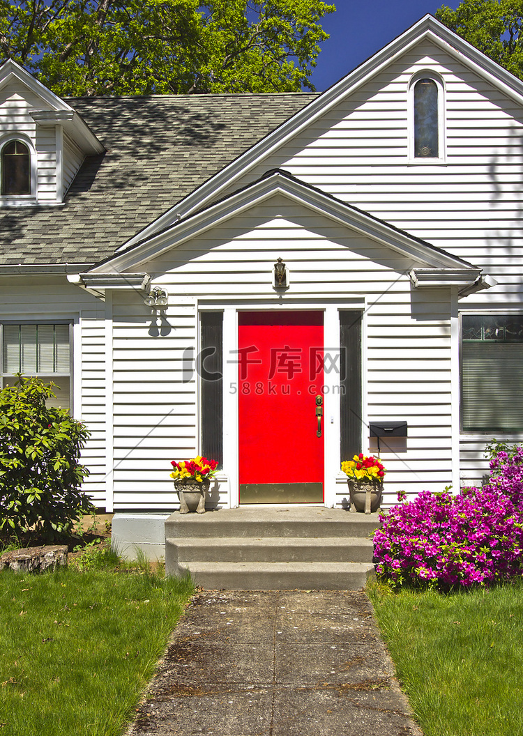 有红色门的房子。