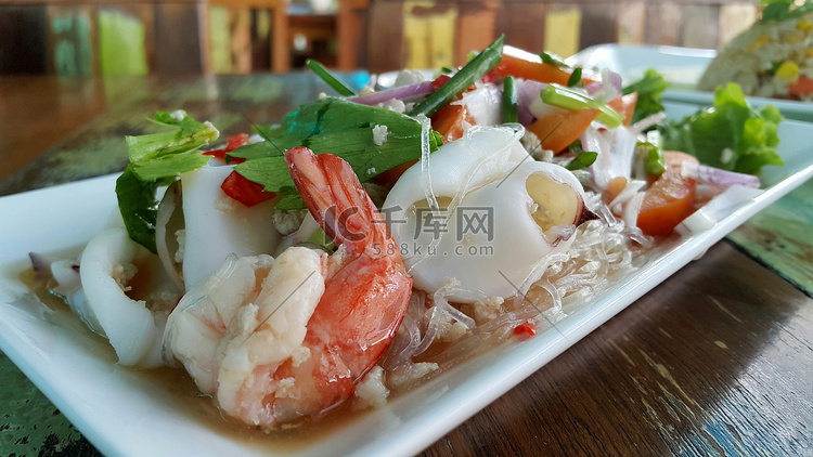 泰国食物：海鲜和细面条辣沙拉