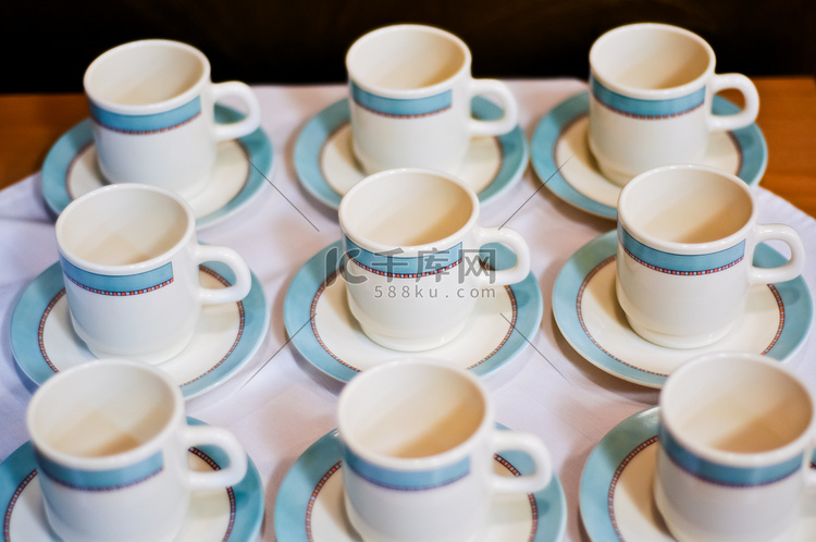九个白瓷茶杯、碟子和餐巾