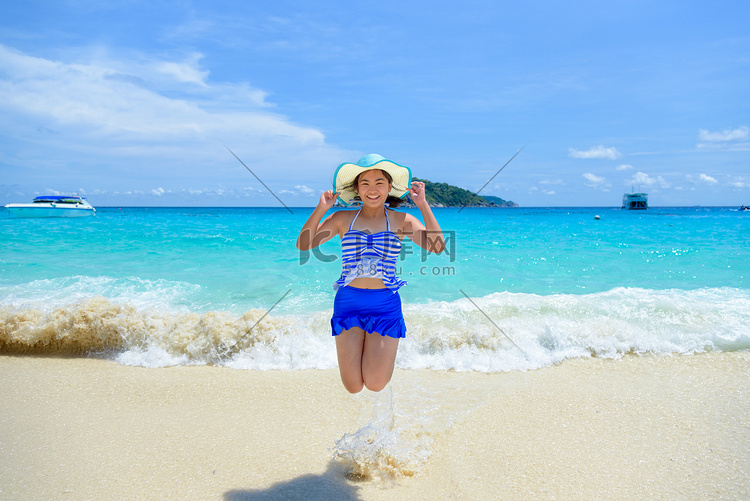 在泰国的海滩上快乐地跳跃的女人