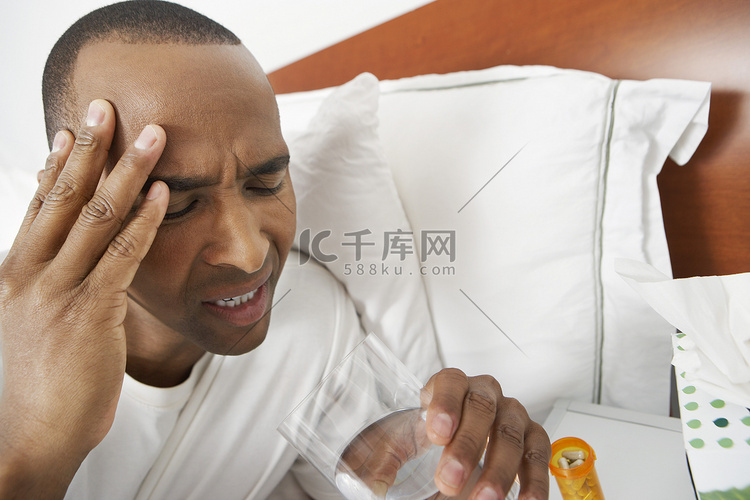 头痛严重的非洲裔美国男子在床上