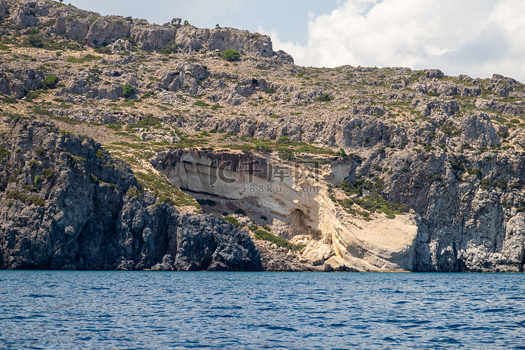 从一艘摩托艇在地中海的岩石 c