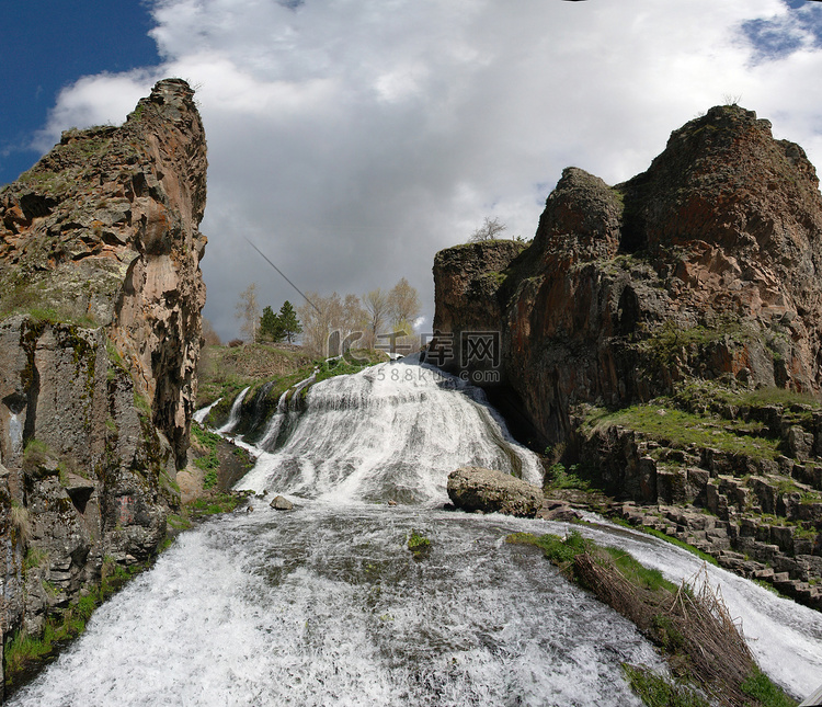 亚美尼亚 Arpa 河上的 Jermuk 瀑布