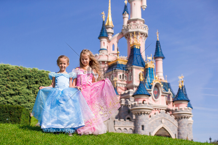 童话公园里穿着漂亮公主裙的可爱