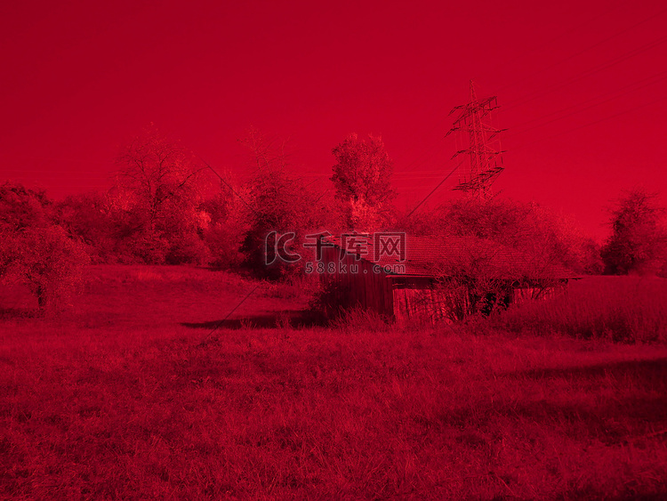 德国风景中旧谷仓的红外照片