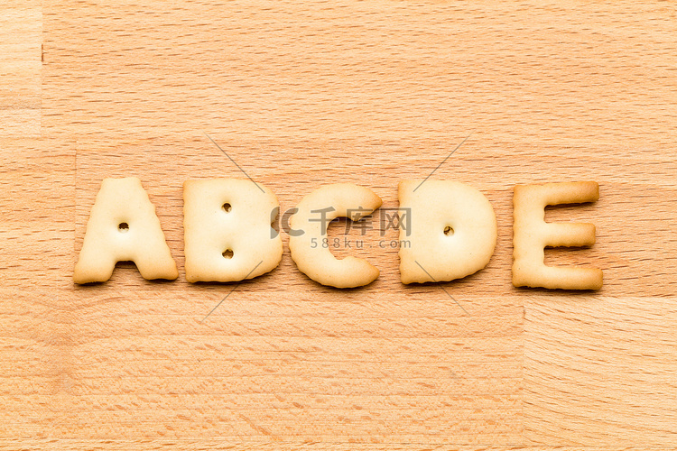 木制背景上的字母 ABCDE 饼干