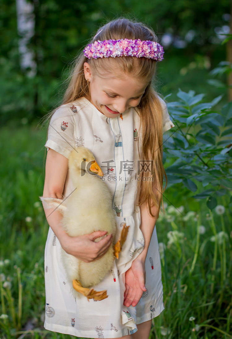 和小鸭子一起玩的女孩