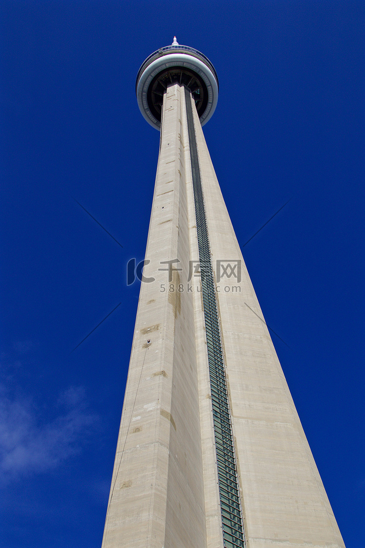 加拿大国家电视塔和蓝天的美丽形