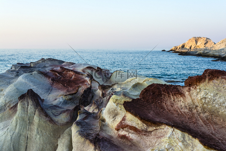 希腊米洛斯岛由白色矿物构成的海