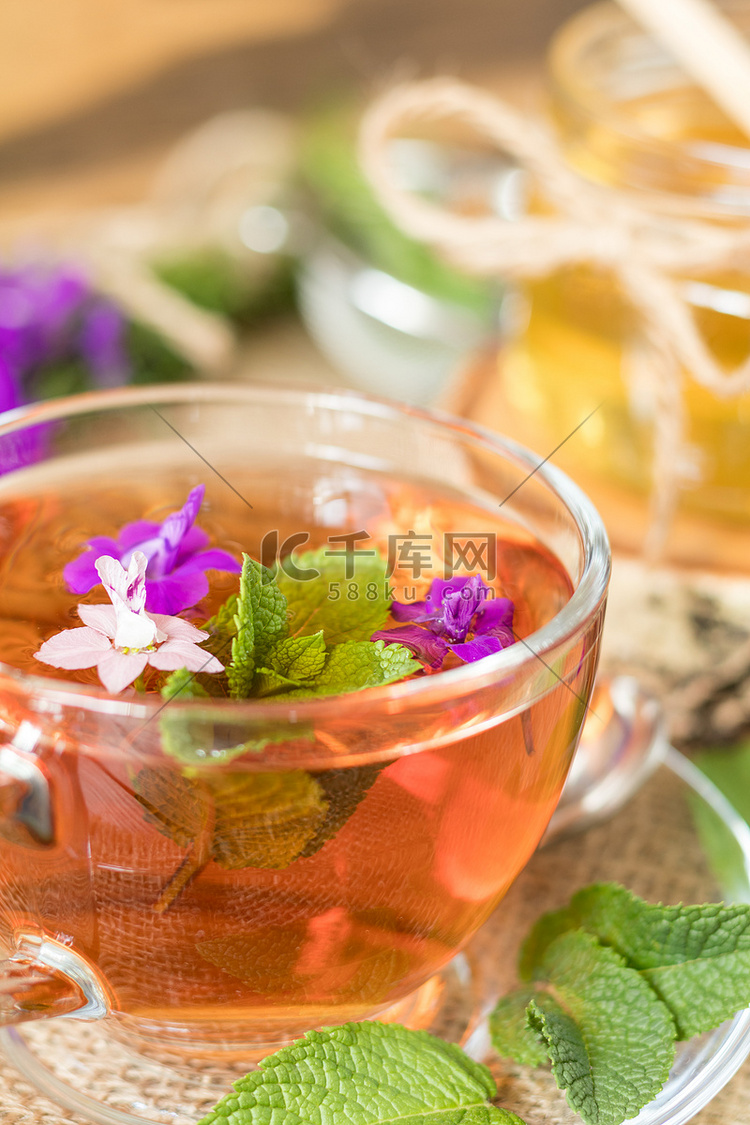 玻璃杯夏季草药茶
