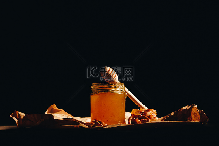 木制蜂蜜浸渍纸餐巾和木桌上水果