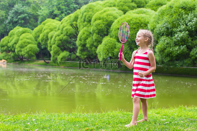 野餐时打羽毛球的可爱小女孩