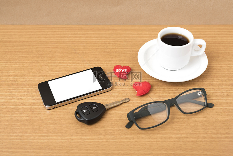咖啡、电话、眼镜、车钥匙和心