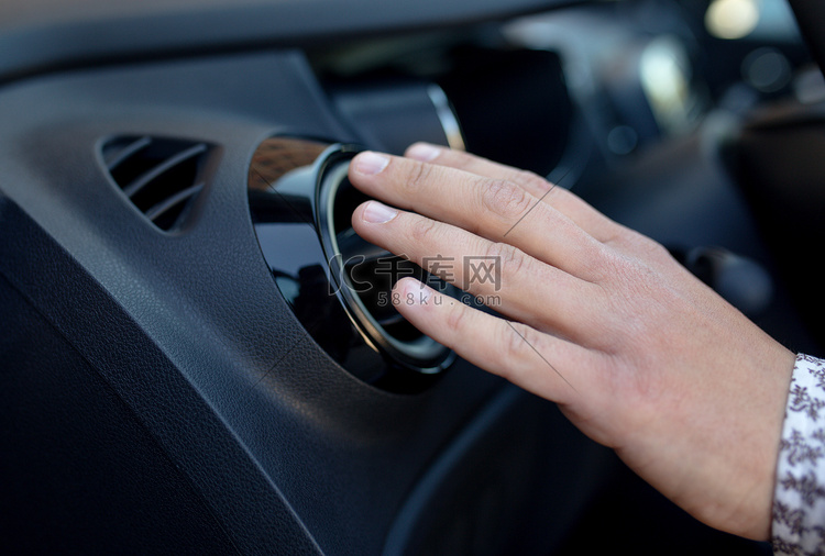 驾驶员手握带电源调节器的通风格