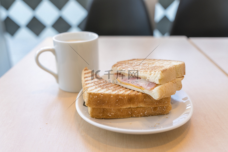 火腿奶酪三明治和一杯咖啡作为早