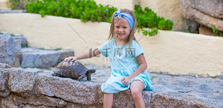 在户外带着小乌龟的小可爱快乐女