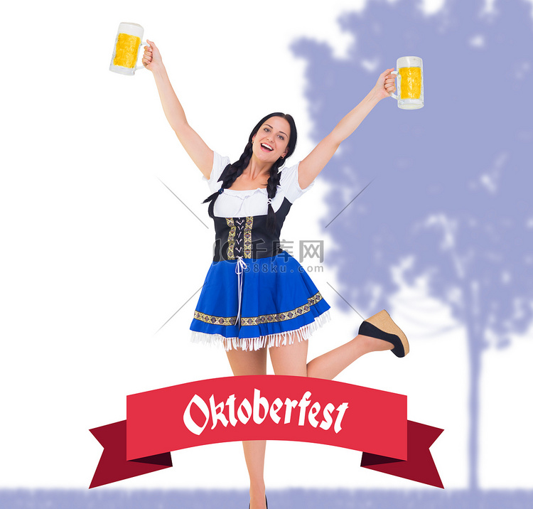 漂亮的慕尼黑啤酒节女孩拿着啤酒