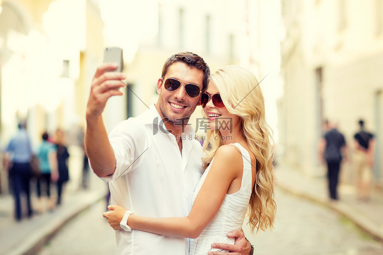 城市里带着智能手机微笑的情侣