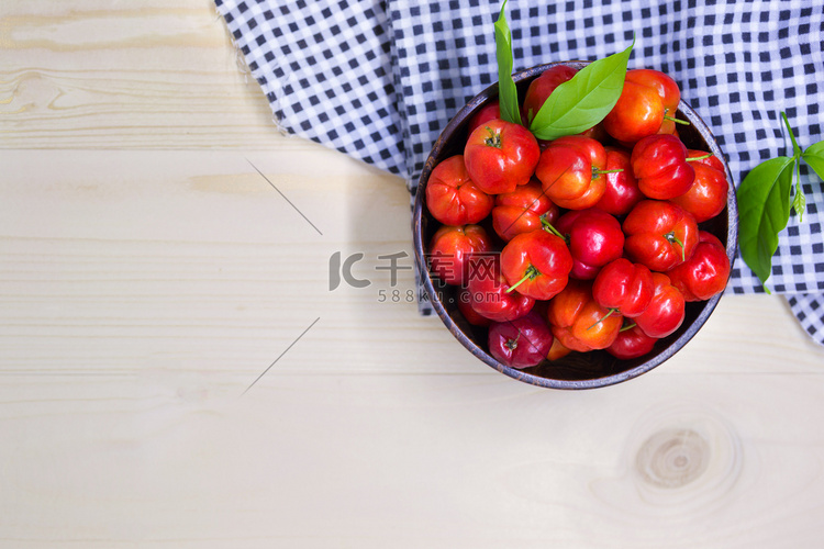 木碗中的甜樱桃浆果，桌上有格子