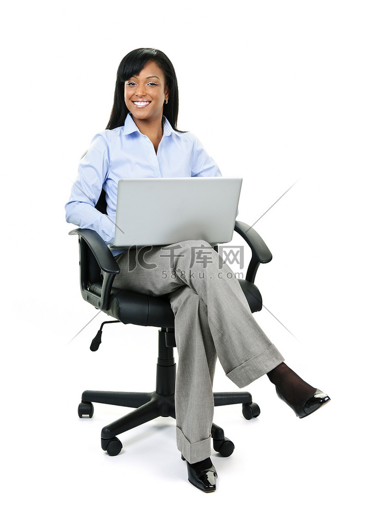 坐在办公椅上用电脑的女商人
