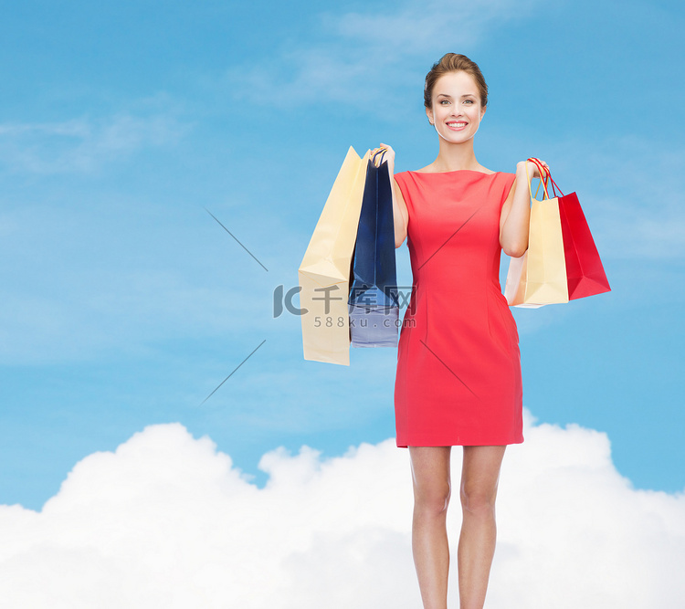 微笑着穿着购物袋的优雅女人