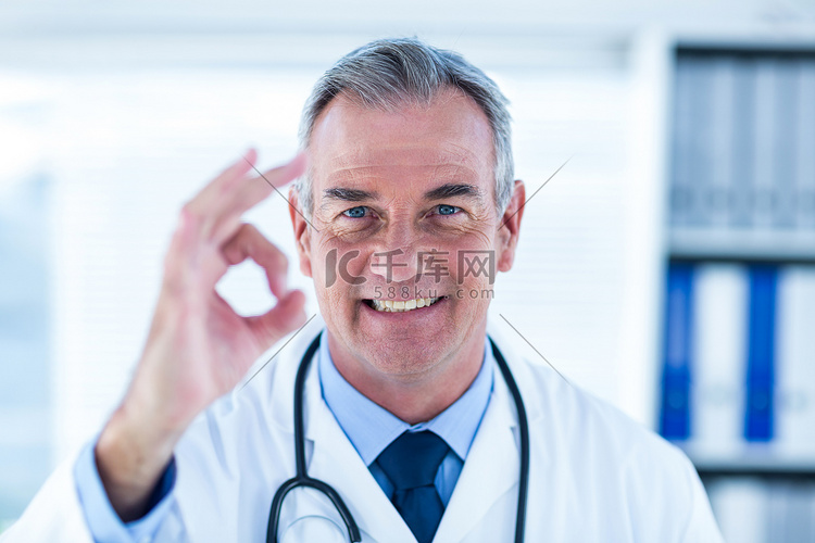 男性医生在诊所显示 ok 标志