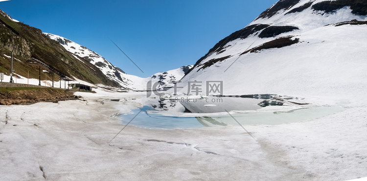 Oberalp山口，人工湖冰