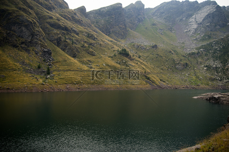 阿尔卑斯山浪漫的高山湖泊