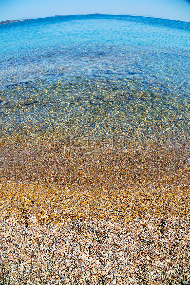 希腊地中海海中的流动泡沫和泡沫