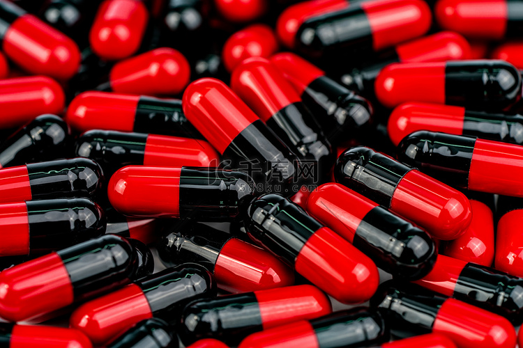 一堆红黑胶囊药丸。