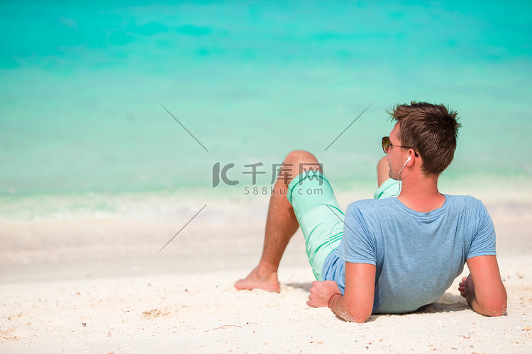 快乐的年轻人在白色沙滩上享受时
