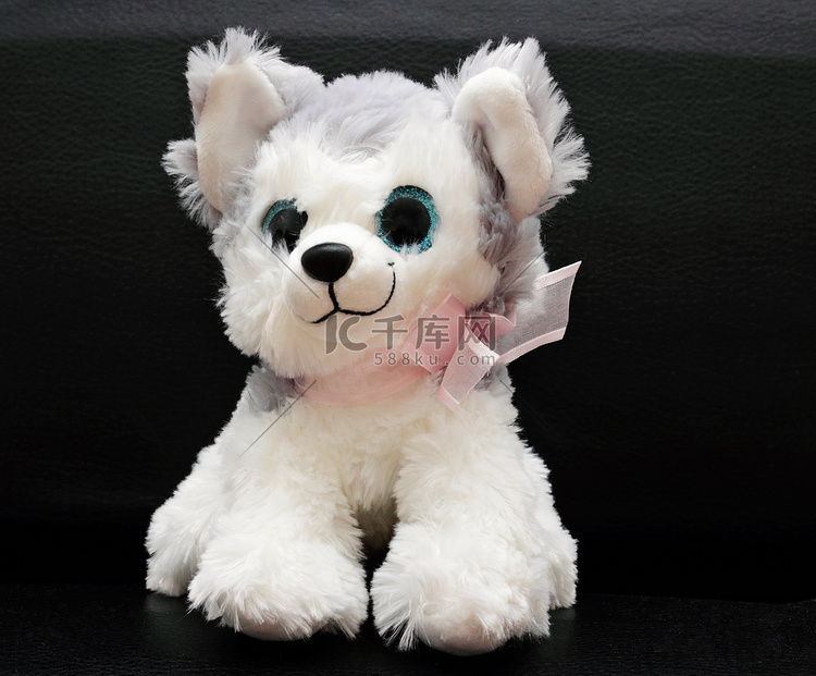 毛绒玩具是一只小白狗。