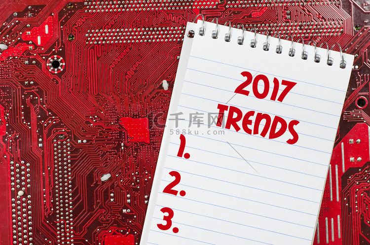 红色旧脏电脑电路板和 2017