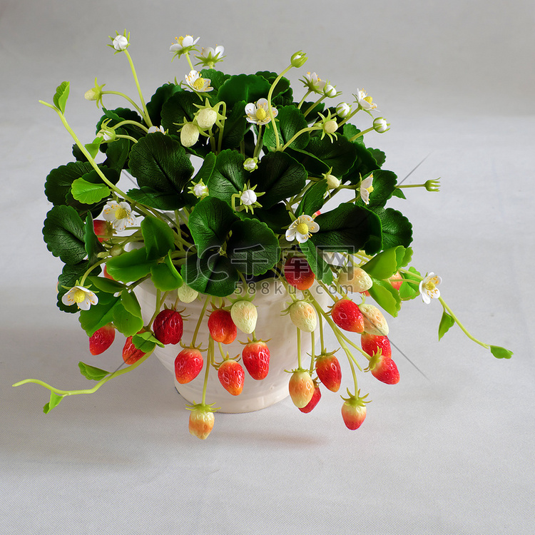 粘土花艺，用于家居装饰的草莓盆