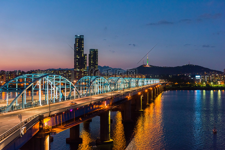首尔晚上在韩国首尔铜雀桥汉江